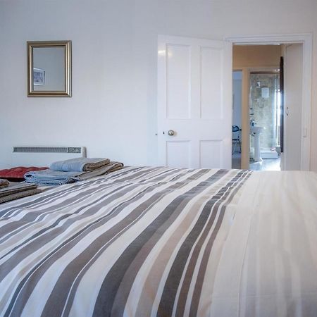 Dragons Den - 2 Bedroom Apartment - Tenby Luaran gambar