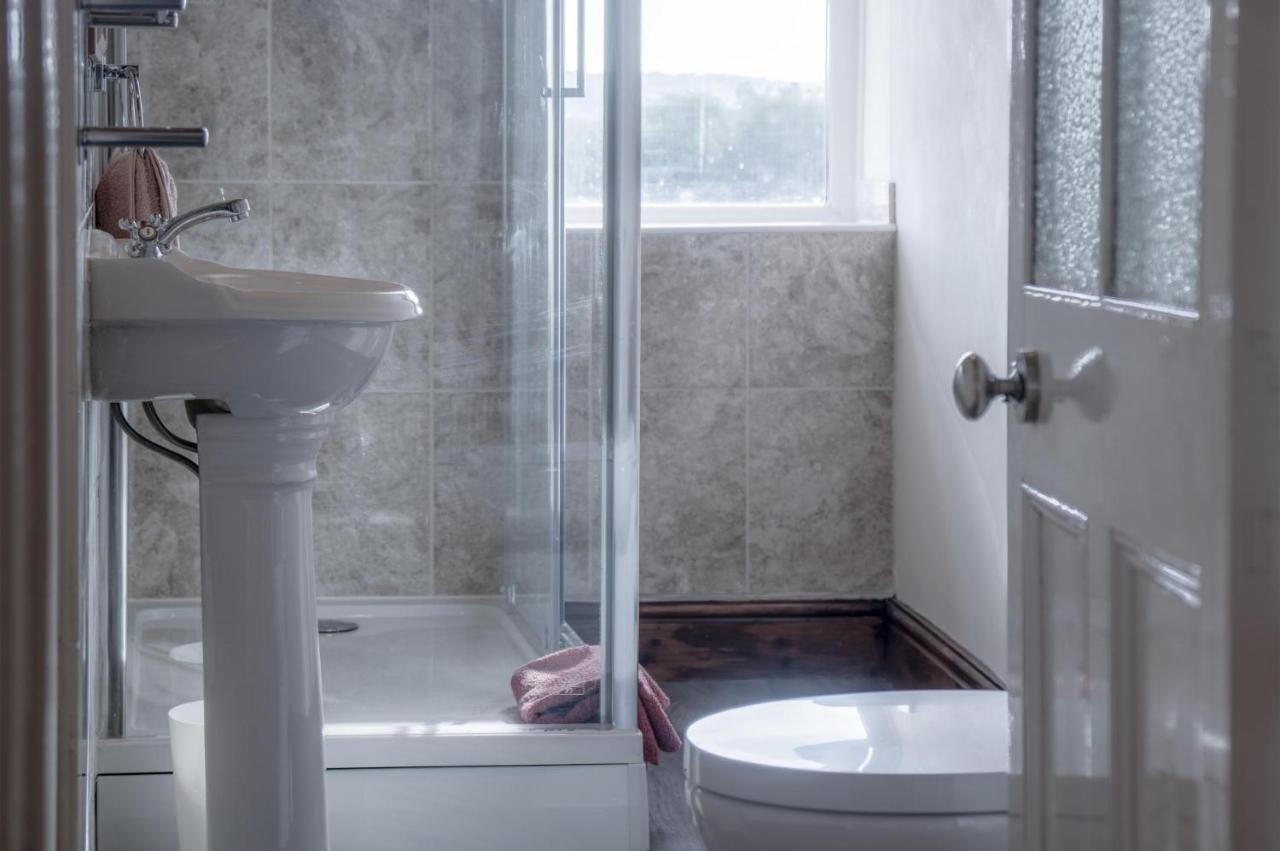 Dragons Den - 2 Bedroom Apartment - Tenby Luaran gambar