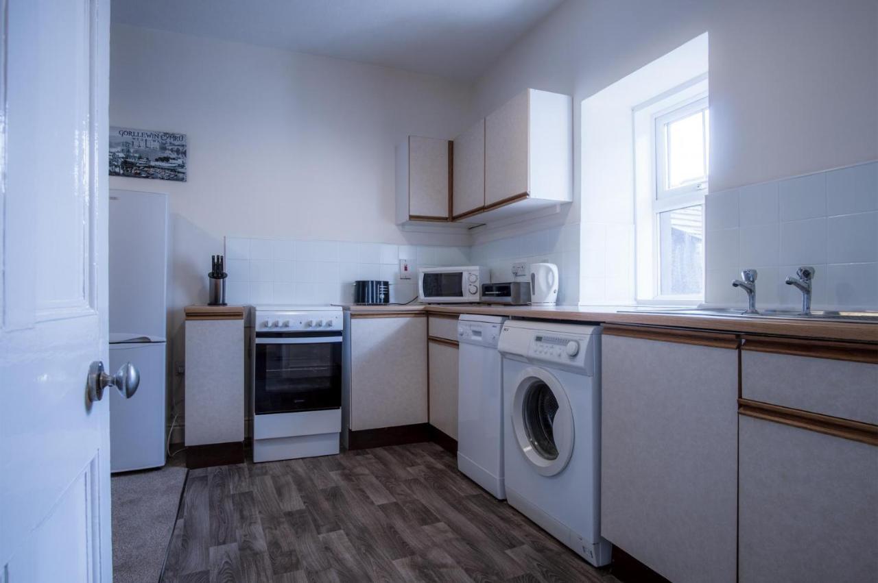 Dragons Den - 2 Bedroom Apartment - Tenby Luaran gambar
